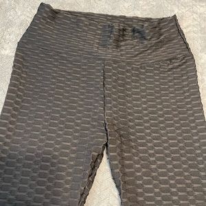 2 FOR $12 Black Waffle Leggings  NWOT. Size XXL
HIP TO HIP 16
TOP TO BOTTOM 39